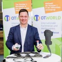 Prof. Thomas Brück, Inhaber des Werner Siemens-Lehrstuhls für Synthetische Biotechnologie sowie Direktor des Algentechnikums an der Technischen Universität München, stellte zur Weltleitmesse und Weltkongress OTWorld am 14. Mai 2024 in Leipzig die weltweit erste Orthese aus algenbasierten Fasern vor.