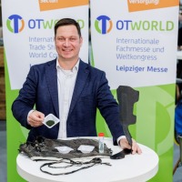 Prof. Thomas Brück, Inhaber des Werner Siemens-Lehrstuhls für Synthetische Biotechnologie sowie Direktor des Algentechnikums an der Technischen Universität München, stellte zur Weltleitmesse und Weltkongress OTWorld am 14. Mai 2024 in Leipzig die weltweit erste Orthese aus algenbasierten Fasern vor. 
