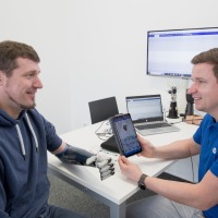 Abb. 4 Orthopädietechnik-Meister Bernhard Oelßner (r.) testet, welche elektrischen Ströme in der myoelektrischen Handprothese von Sebastian Fenske (l.) ankommen. 