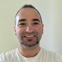 Abb. 3 Orthopädietechniker Jean-Daniel Segouffin versorgt Sophie Loubet von Beginn an. 