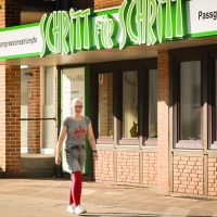 Abb. 1 Ob Fahrradfahren, Hunderunden oder Spaziergänge, Skifahren, Schwimmen und seit Kurzem auch zum Yoga – mit der maßgefertigten Hilfsmittelversorgung ist Kathrin Rammin trotz Lymphödem mobil. 