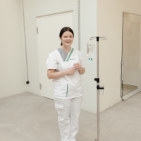 Abb. 3 Krankenschwester Lena Beister übt dank Neurostimulation nach einem Schlaganfall wieder ihren Beruf aus. 