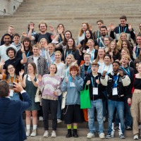 Ein Gruppenbild mit vielen Menschen auf der Treppe des Glashalle.