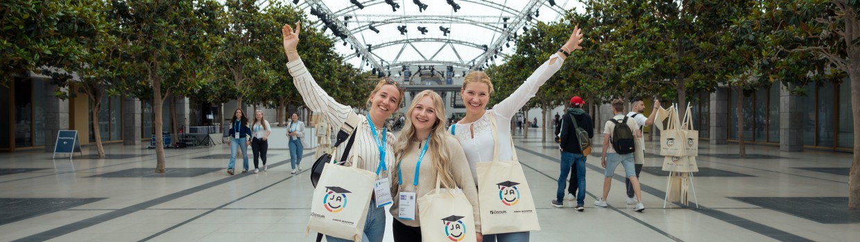 Jugend.Akademie TO: Drei Teilnehmerinnen der Jugend-Akademie TO 2024 posieren in der Glashalle Jugend.Akademie TO: Drei Teilnehmerinnen der Jugend-Akademie TO 2024 posieren in der Glashalle