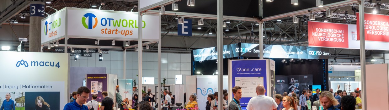 Gut besuchter Messestand, darüber in goßen Lettern: "OTWorld start-ups".