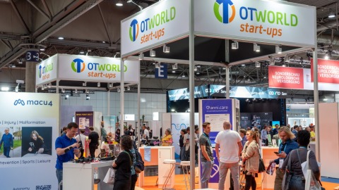Gut besuchter Messestand, darüber in goßen Lettern: "OTWorld start-ups".