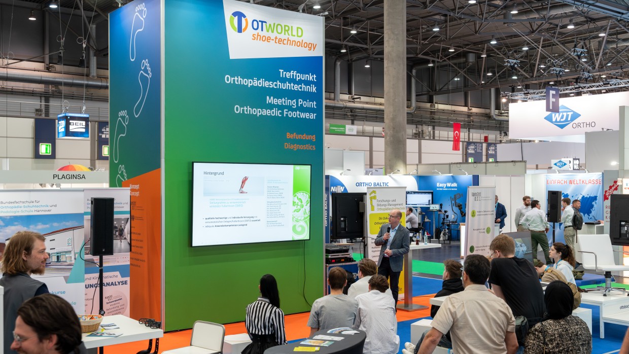 Besucherinnen und Besucher verfolgen eine Präsentation auf der OTWorld im Bereich OTWorld shoe-technology, dem Treffpunkt für orthopädische Schuhtechnik