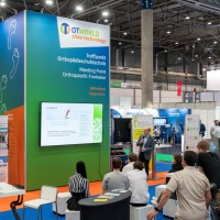 Besucherinnen und Besucher verfolgen eine Präsentation auf der OTWorld im Bereich OTWorld shoe-technology, dem Treffpunkt für orthopädische Schuhtechnik