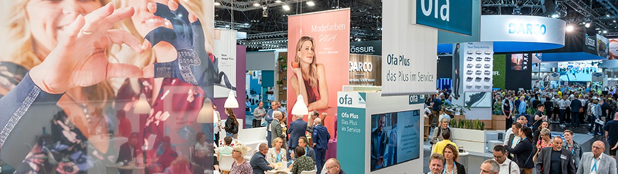 Zahlreiche Besucherinnen und Besucher auf der OTWorld erkunden den Stand von ofa mit großen Werbegrafiken, Beratungscountern und lebhaftem Messebetrieb Zahlreiche Besucherinnen und Besucher auf der OTWorld erkunden den Stand von ofa mit großen Werbegrafiken, Beratungscountern und lebhaftem Messebetrieb