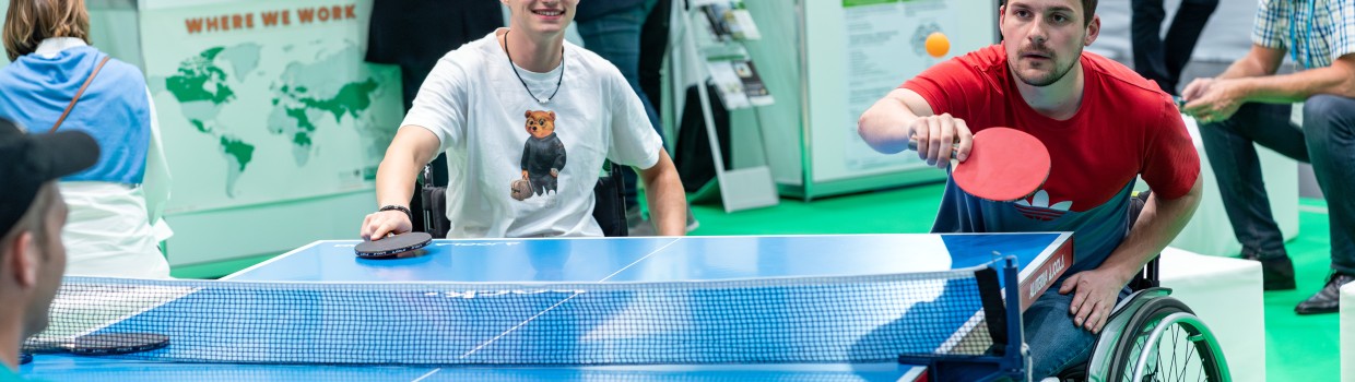 Rollstuhlfahrer spielen Tischtennis. Rollstuhlfahrer spielen Tischtennis.