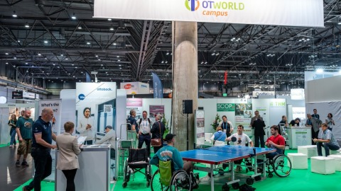 Rollstuhlfahrende spielen Tischtennis am OTWorld campus, während sich Besucherinnen und Besucher an Informationsständen rund um Ausbildung und Nachwuchsförderung informieren