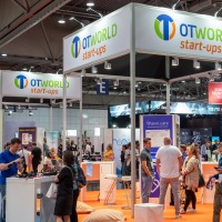 Well-attended trade fair stand, above it in large letters: “OTWorld start-ups”.