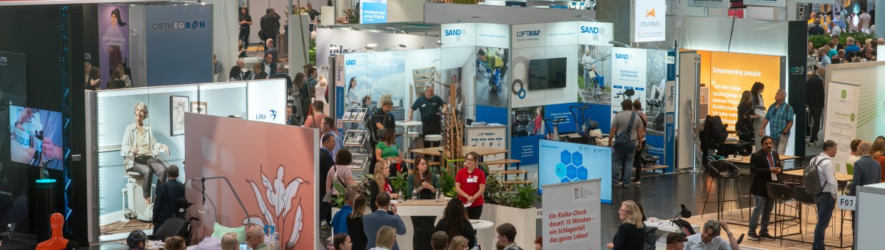 Overview of the special exhibition ‘Neurological Care’ at OTWorld with numerous visitors, information booths, and interactive presentations.