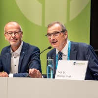 Two experts during a panel discussion at OTWorld, one of them speaking into the microphone, nameplate: Prof. Dr. Thomas Wirth