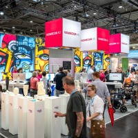 A company presents the possibilities of 3D printing in the supply of medical aids. Many visitors are at the stand.